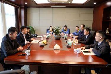 平湖市委常委、副市长戴振一行光临人生就是博手机版纸业调研领导