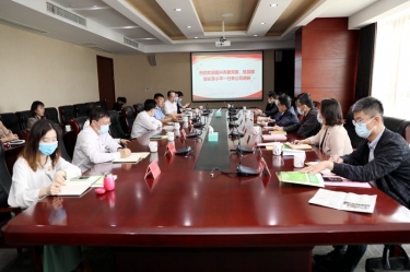 嘉兴市委常委、统战部部长李幼平一行光临人生就是博手机版纸业调研领导