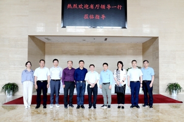 省人力社保厅二级巡视员陈荣华一行光临人生就是博手机版纸业调研人才工作