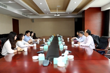 平湖市关工委主任邱其良光临人生就是博手机版纸业调研下一代工作