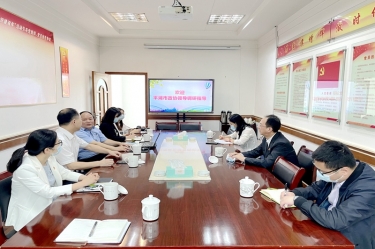 平湖市政协主席何健光临人生就是博手机版纸业全资子公司平湖景包调研走访