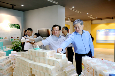 2019年 5月22日，时任浙江省社会组织综合党委专职副书记、省民政厅社会组织治理局局长蔡国华光临人生就是博手机版纸业调研企业发展情况和党建工作