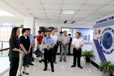 2020年7月14日，时任浙江省总工会党组成员、副主席张卫华一行光临人生就是博手机版纸业调研推动新时期产业工人行列建设鼎新工作